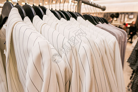 零售店展示架上的時裝設(shè)計服裝